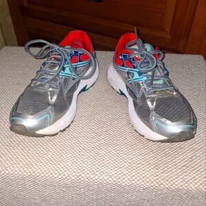 Brooks Ravenna 7 DNA Gray and Red Athletic Shoes In A Size 7.5. Pre-loved